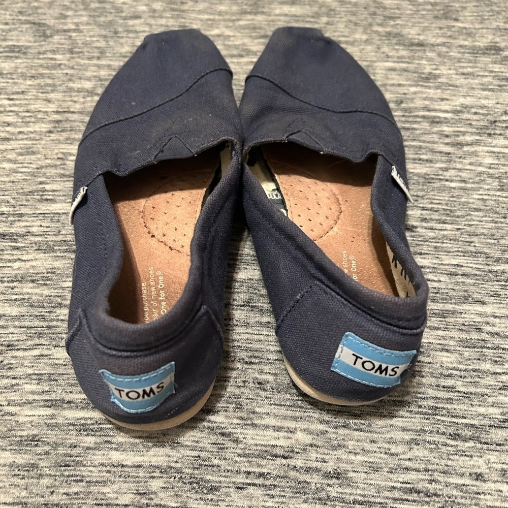 Toms Ladies Size 6.5 Navy Slip Ons - Picture 2 of 5